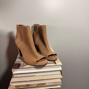 Toms Size 8.5 Tan Women’s Majorca Perforated Suede Heeled Open Toe Booties